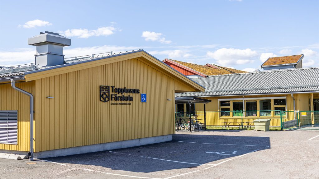 Toppluvan förskola i Trollhättan utifrån en solig dag.