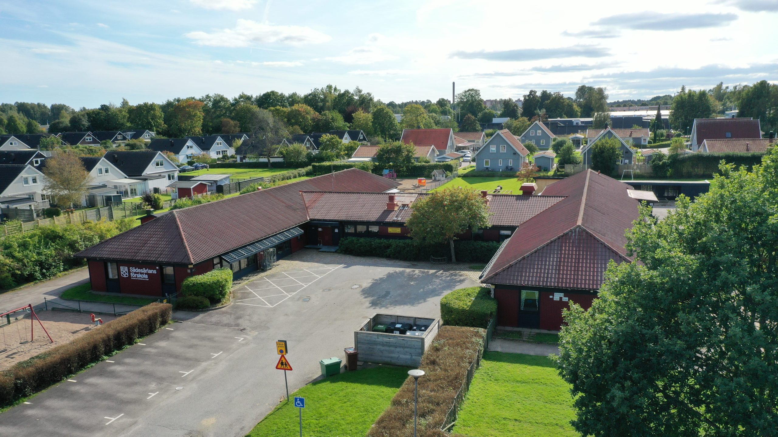 Förskolan Sädesärlan fotad med drönare.