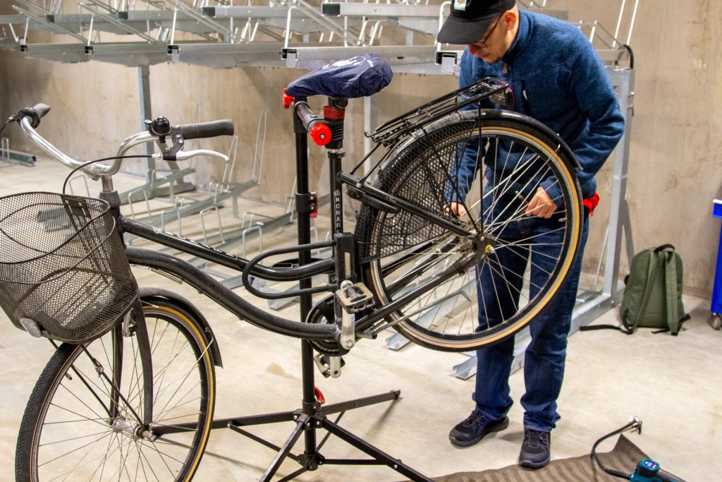 Anders Hagström utför service i cykelgaraget i byggnad 103.