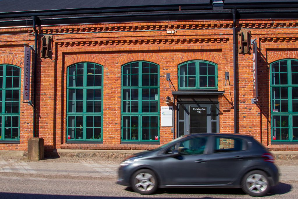 Bil som åker förbi vår ledig lokal på Nohabgatan 11D