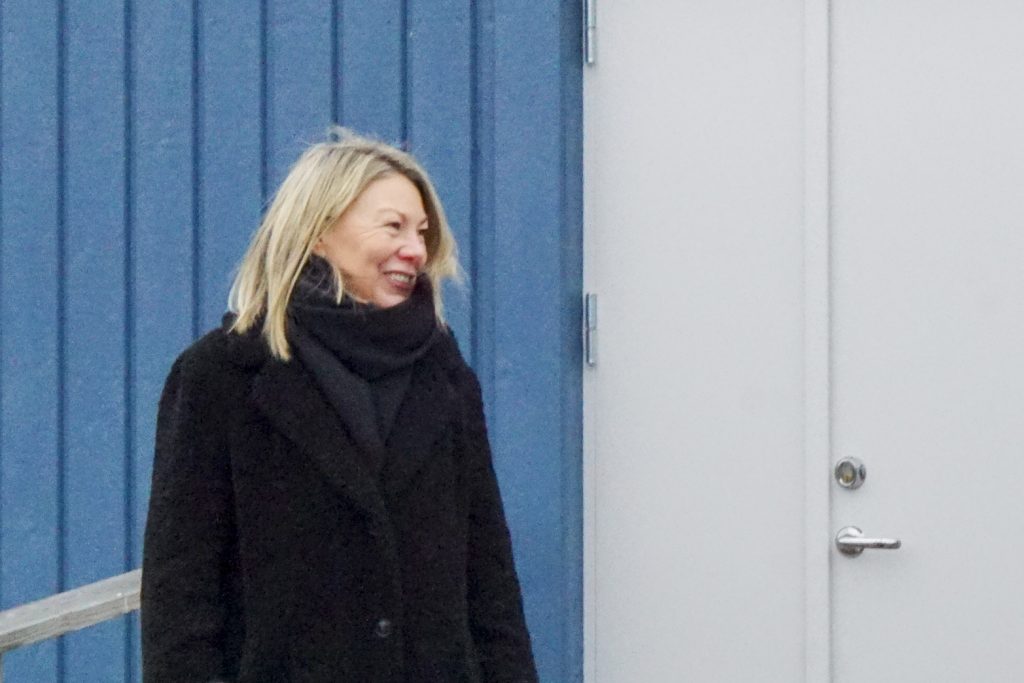 Rektor Malin ler stort när hon håller tal