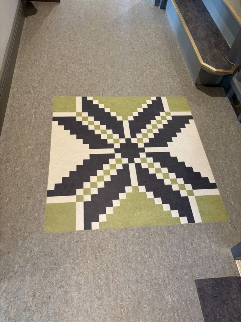 Målning på golvet i en av Vårviks lokaler