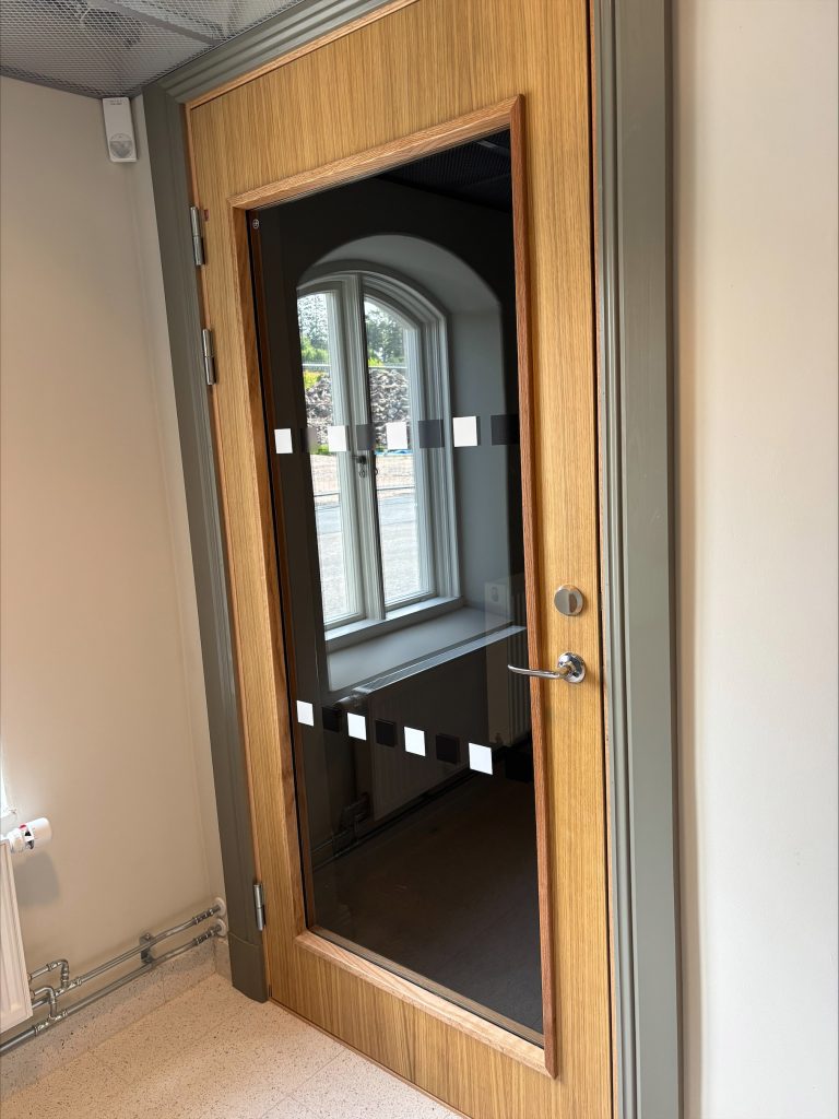 En dörr med glas i mitten.