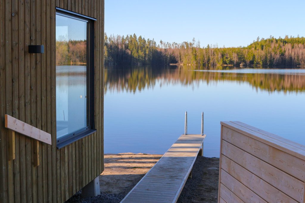 Sjölandabastun med brygga och sjöutsikt