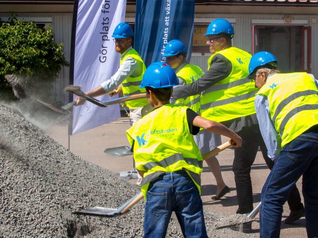 Medarbetare från Kraftstaden och en elev från Upphärads skola tar den första symboliska spadtaget för den officiella byggstarten av nya Upphärads skola.