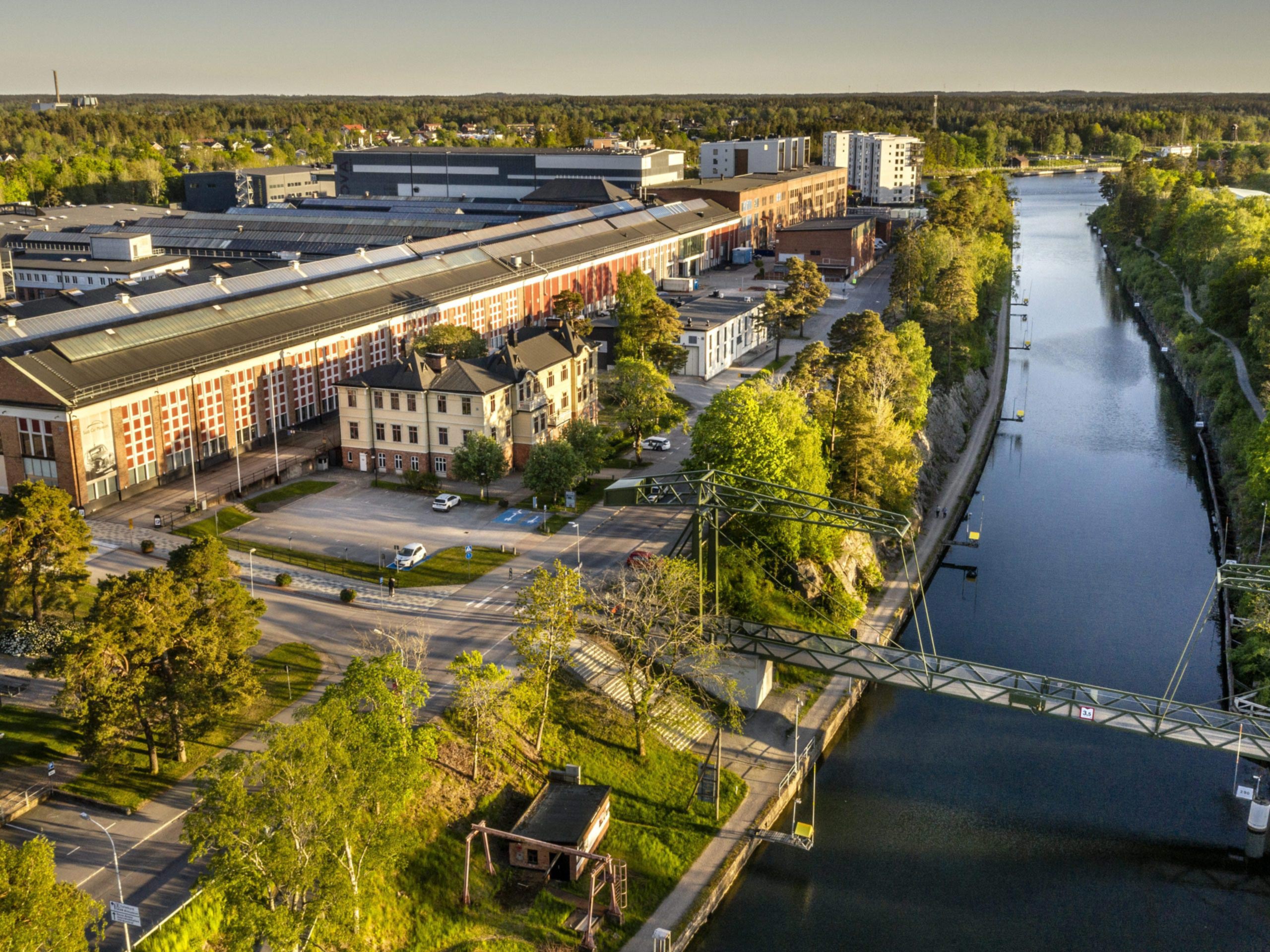 Drönarbild över Innovatum District en sommardag. Kanalen och fastigheter i grönska.