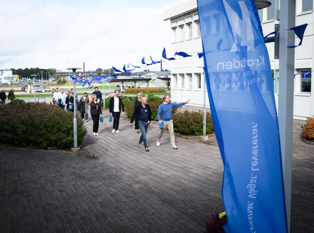 Projekt ledaren Jan tar en rundtur genom Kraftstadens lokalen med några gäster