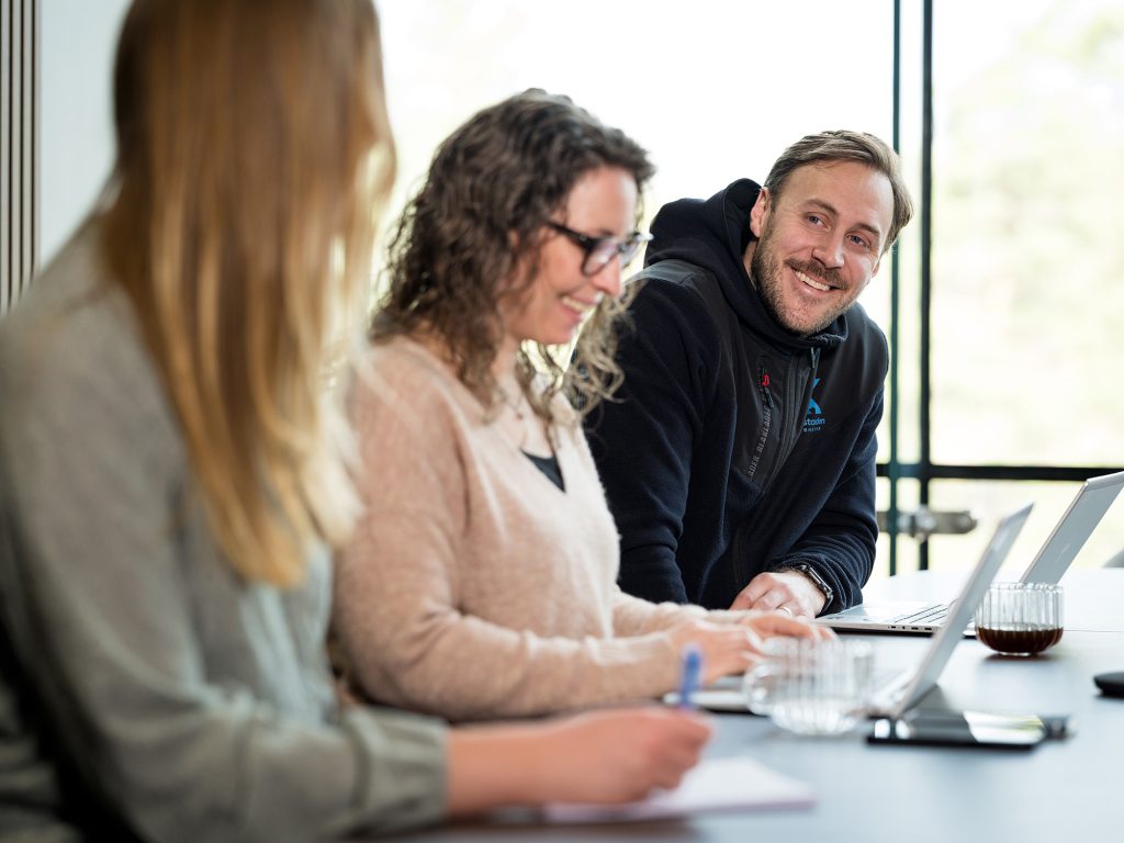 Kraftstadens medarbetare sitter tillsammans och pratar med varandra