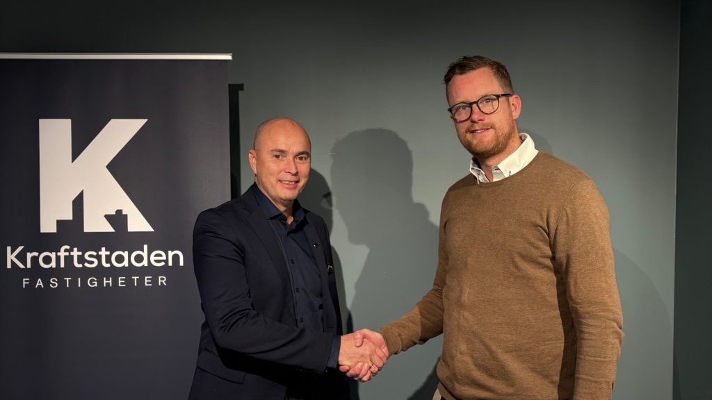 Stefan Jansson, VD på Kraftstaden och Joakim Löfqvist, affärsområdeschef på Brixly skakar hand