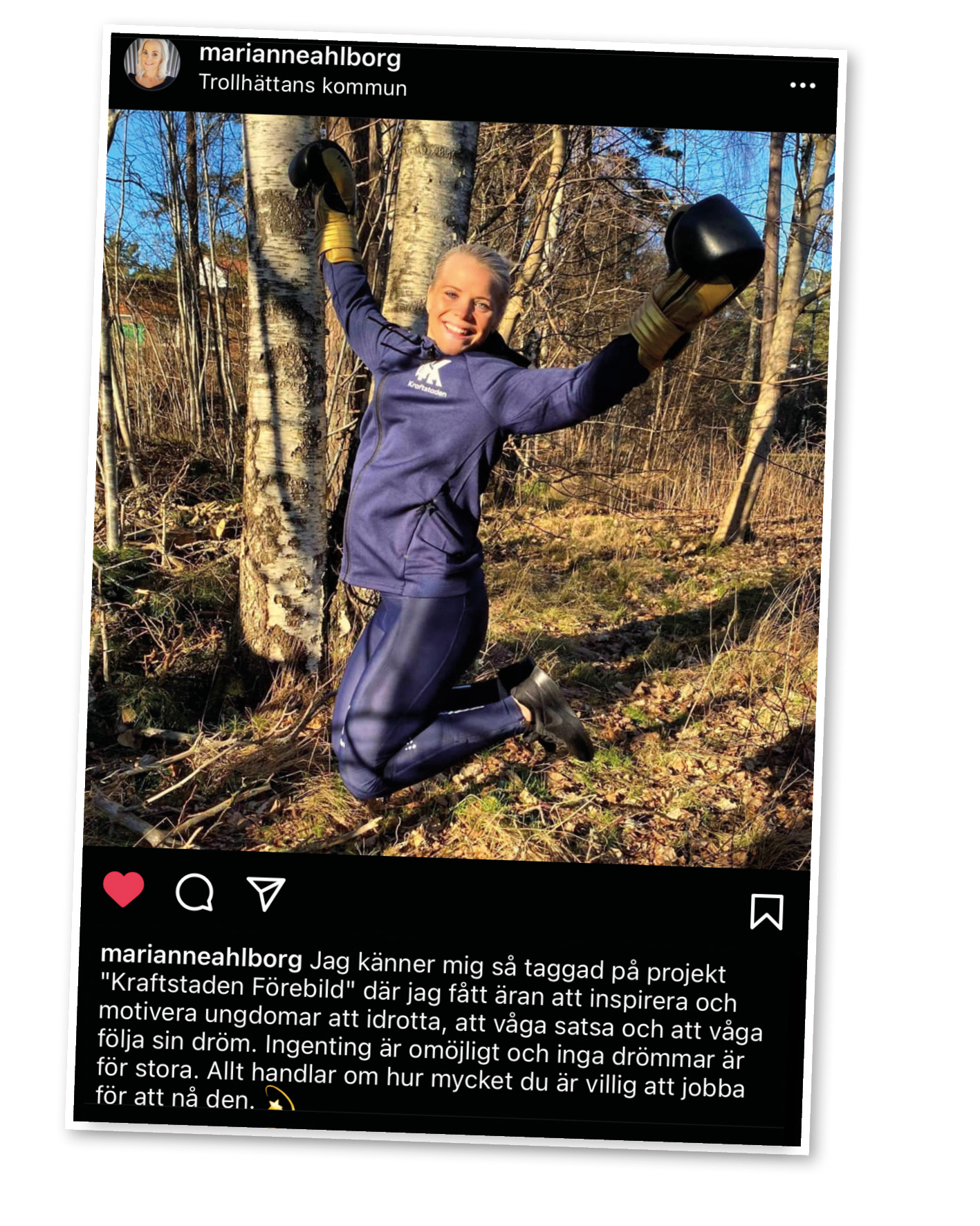 En bild från Marianne Ahlborg sociala medier där hon hoppar av lycka och skriver om äran hon har fått som "Kraftstaden Förebild" att inspirera och motivera ungdomar att idrottar