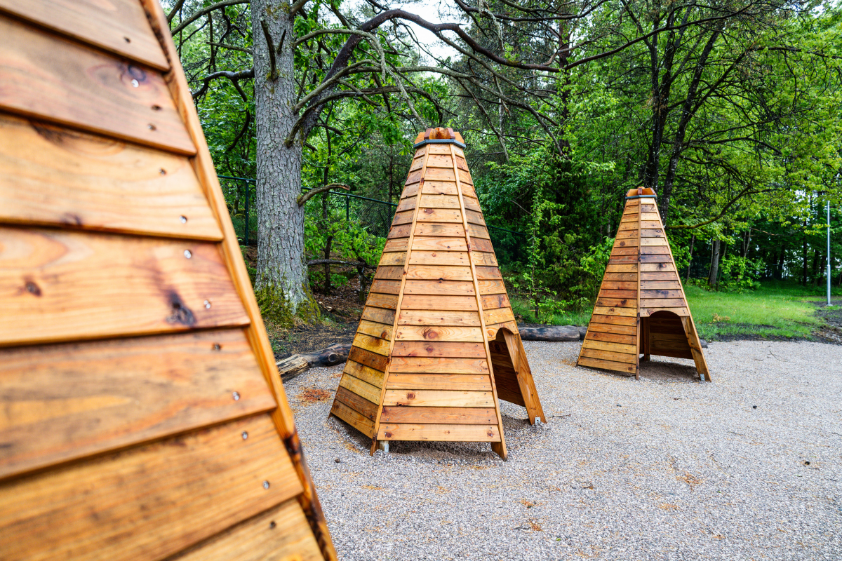 Lek-tipis i trä