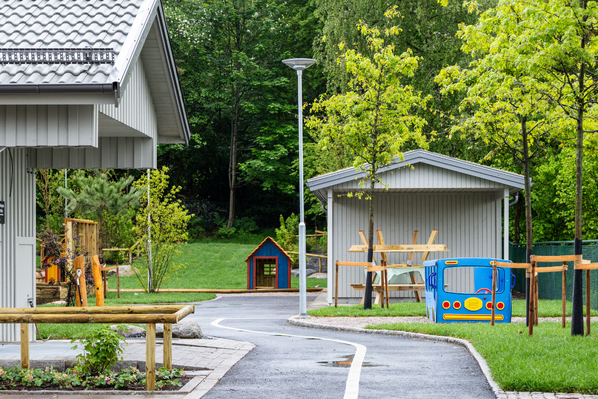 Gårdsmiljö med lekfunktioner