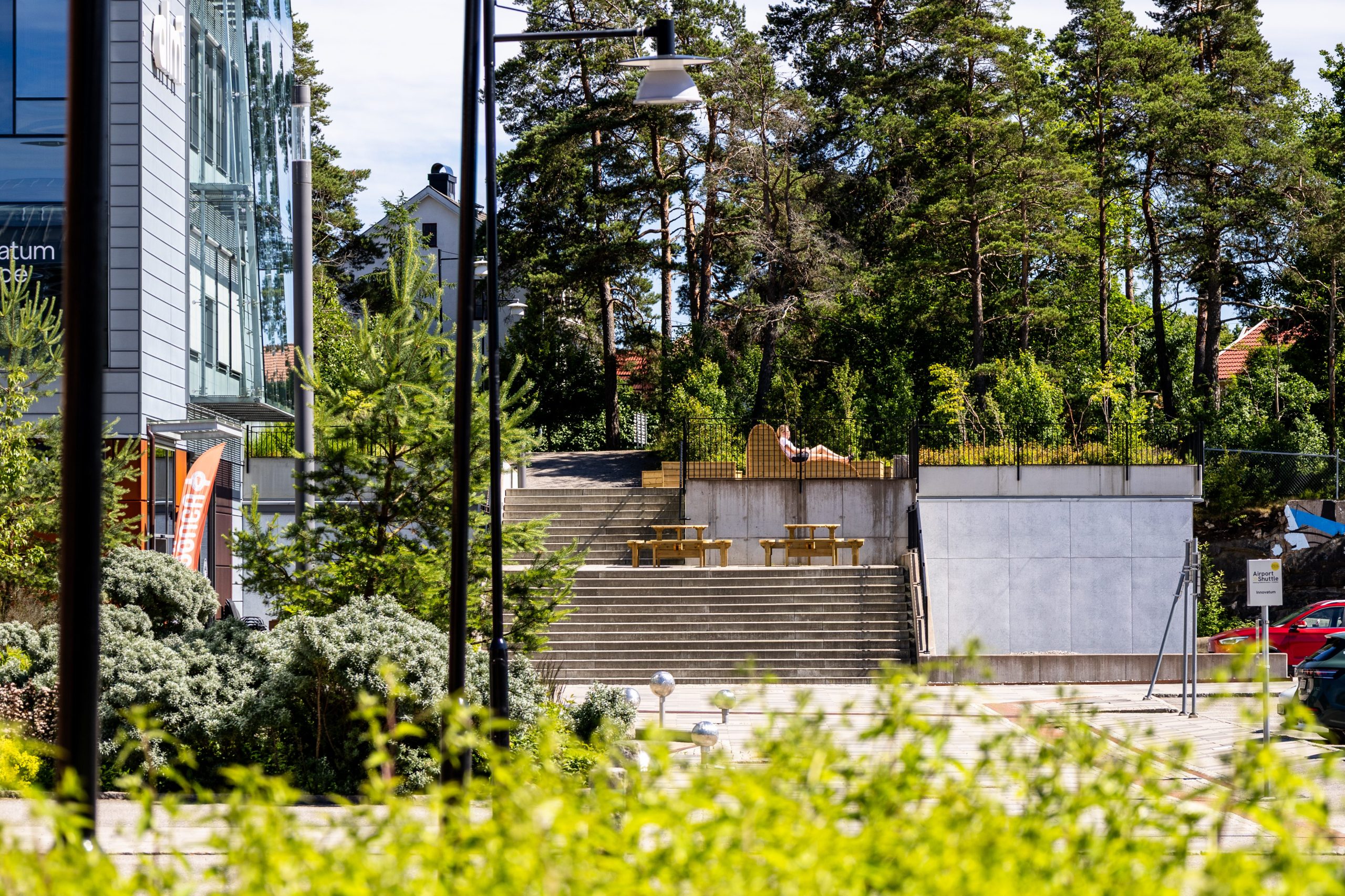 Utemiljö och trappa byggnad 103.