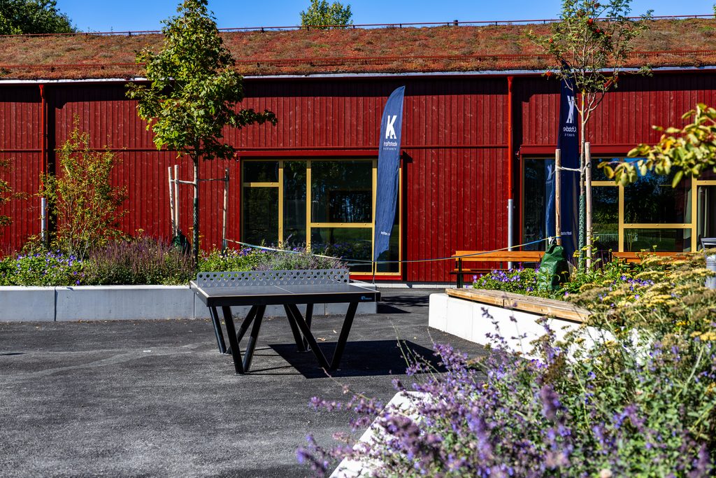 Flundregårdens röda fasad och sedumtak.