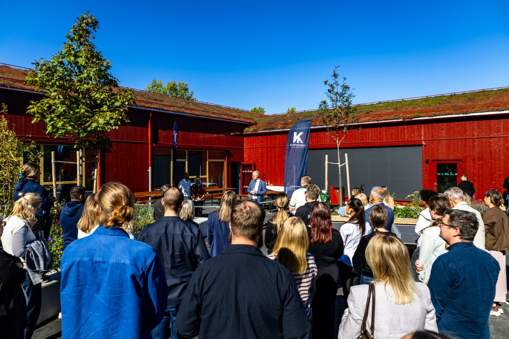 Stor grupp människor på invigningen till Flundregården.