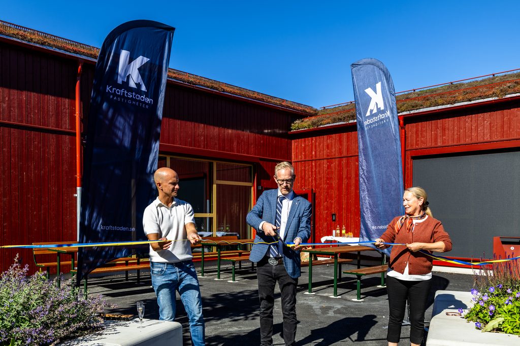 Tre personer klipper bandet framför Flundregården.