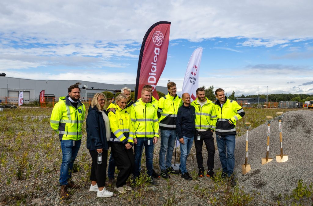 Personer i varselkläder vid första spadtaget.