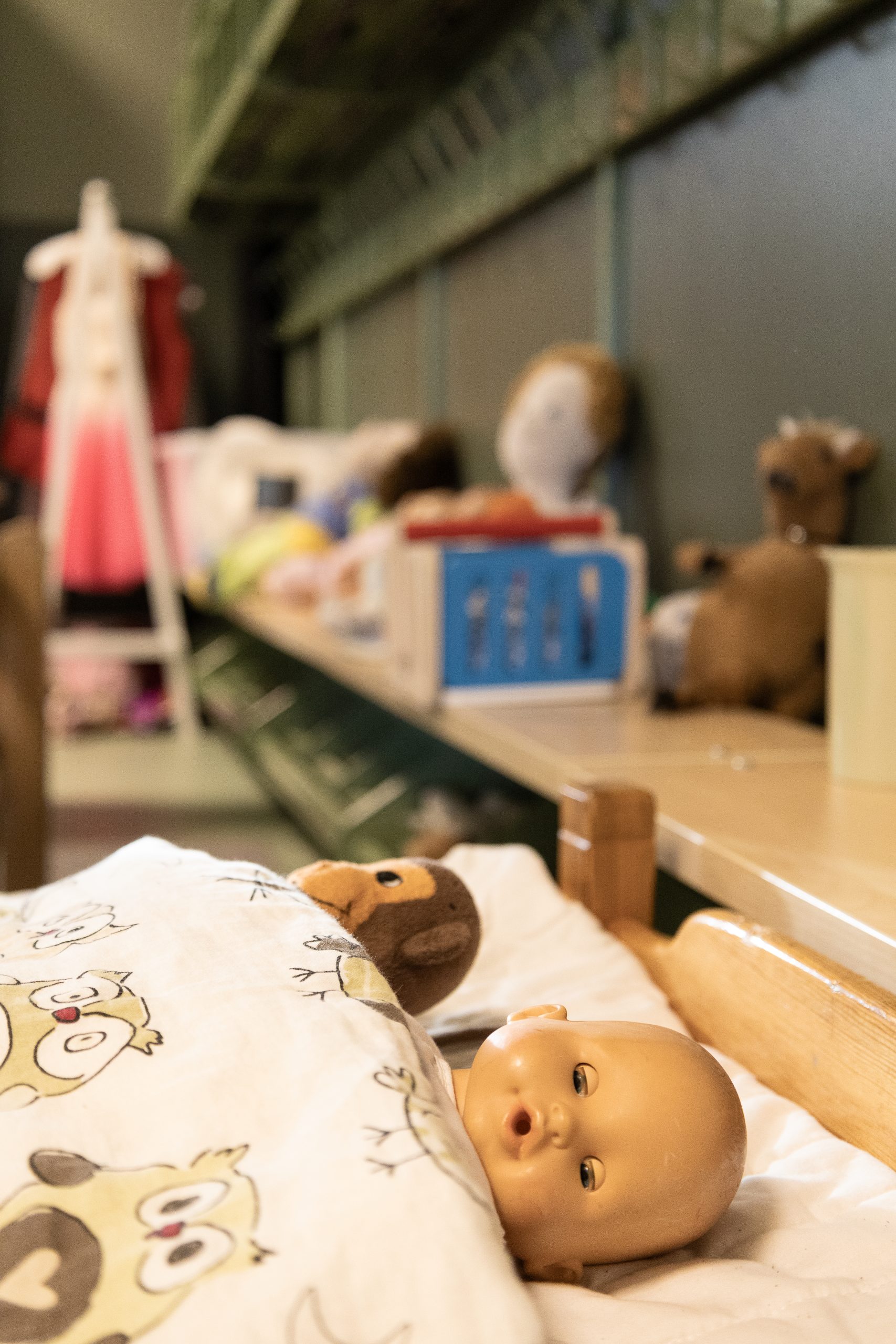 Lekhörna på förskolan Ryttaren. En docka och en apa ligger nerbäddad i en liten säng.